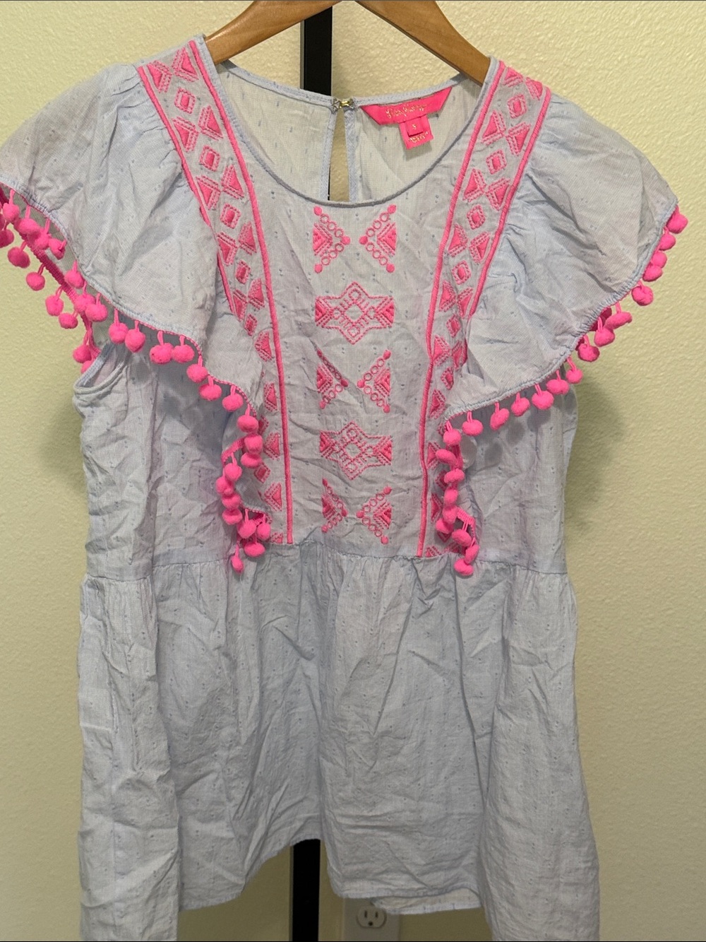 T)1.Lilly Pulitzer 🩷Light Blue Embroidered Pom-Pom Peasant Top with Hot Pink Det
